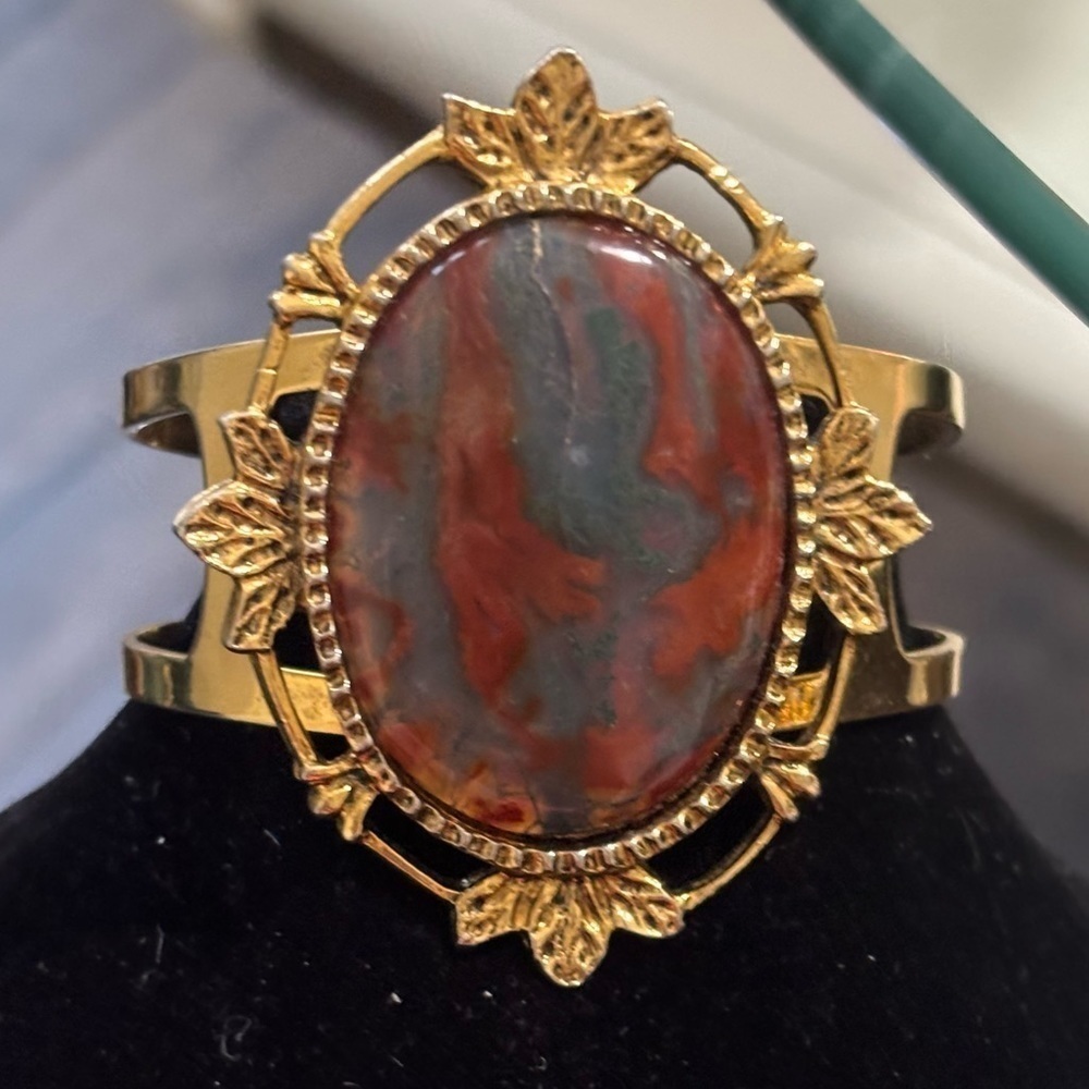 Green Moss Agate stone adjustable bracelet gold tone